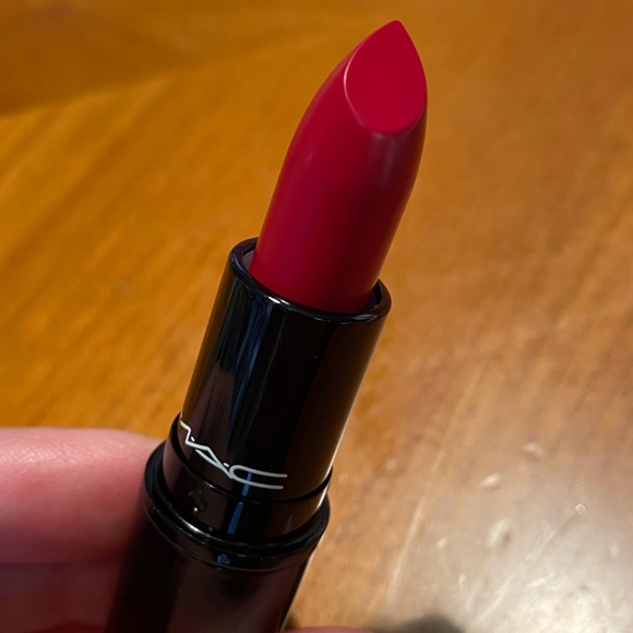 MAC Love Me Lipstick Nine Lives - Picture 8 of 16